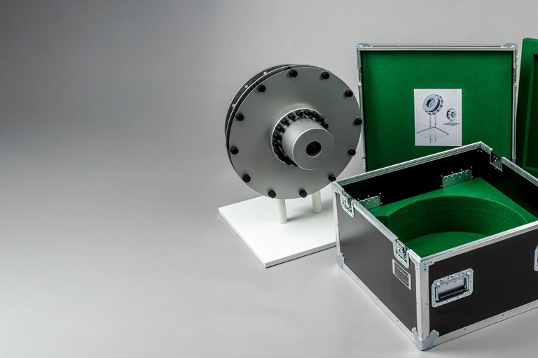 Eine sichere Transportkiste für Messemodelle, die vor Stößen und Vibrationen schützt.