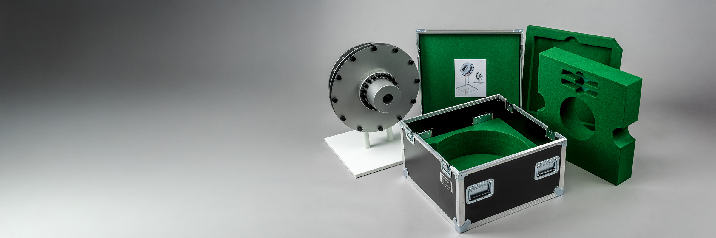 Eine sichere Transportkiste für Messemodelle, die vor Stößen und Vibrationen schützt.